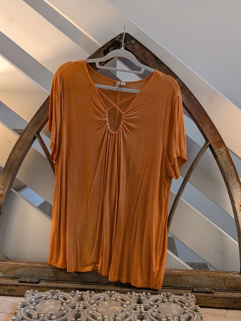 Cato Women's Rust Orange Short-Sleeve Keyhole Front Top